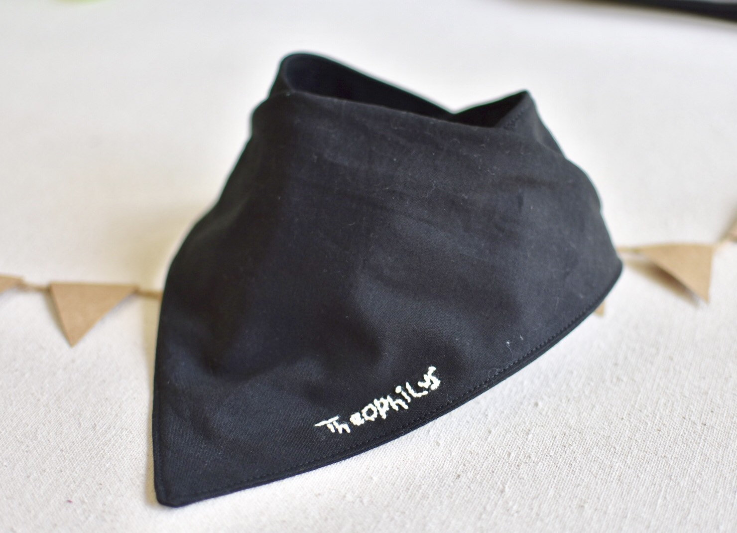 Hand Bestickt Schwarz Personalisiert Name Monogramm Atmungsaktiv Absorbierender Musselin Leinen Baumwolle Baby Bandana Lätzchen Einfarbig Hand Bestickt Schwarz Personalisiert Name Monogramm Atmungsaktiv Absorbierender Musselin Leinen Baumwolle Baby Bandana Lätzchen Einfarbig von Etsy - BeauandBellaBoutique