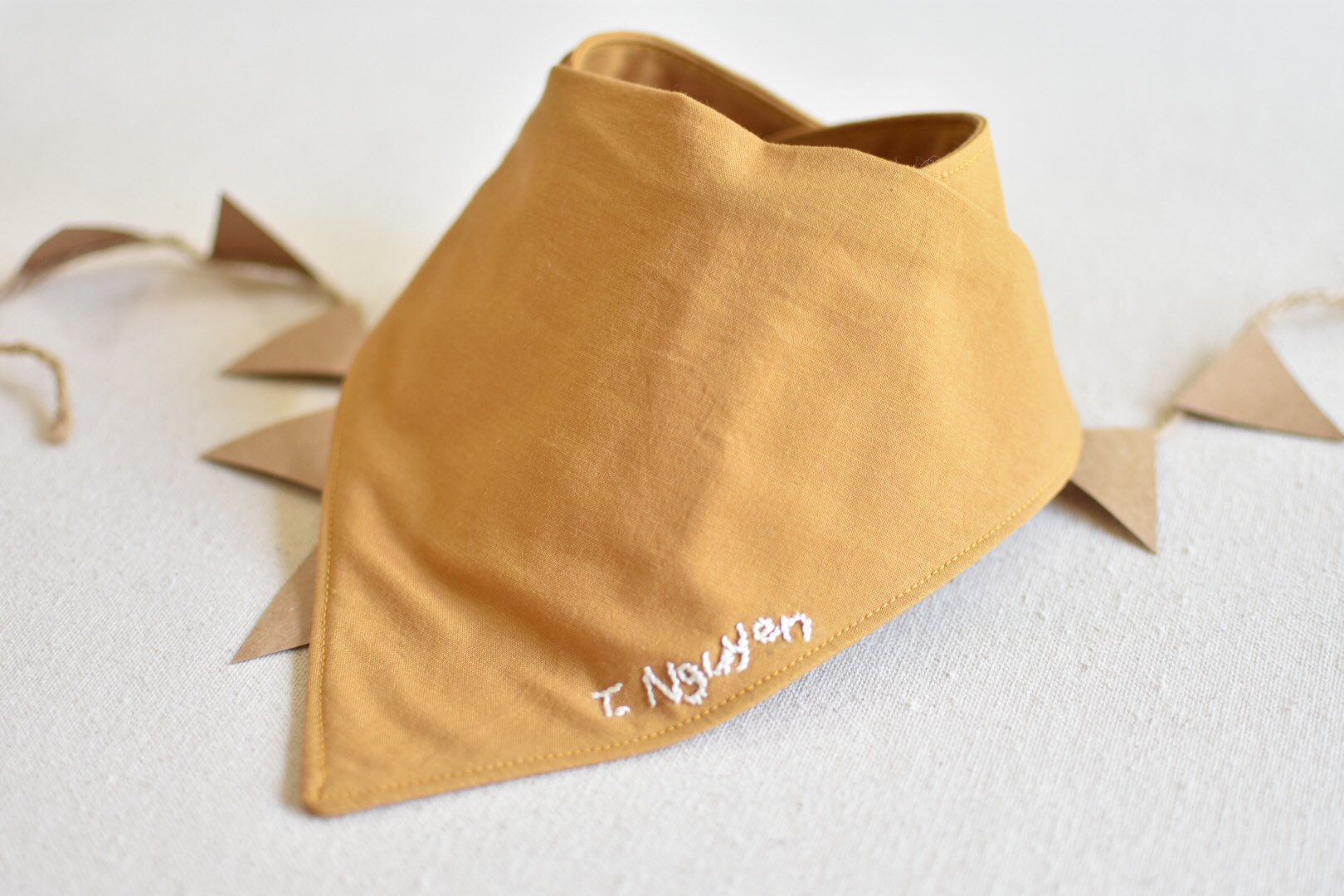 Hand Bestickt Senf Gold Name Monogramm Atmungsaktiv Saugfähig Musselin Leinen Baumwolle Baby Bandana Lätzchen Fest Fall Hand Bestickt Senf Gold Name Monogramm Atmungsaktiv Saugfähig Musselin Leinen Baumwolle Baby Bandana Lätzchen Fest Fall von Etsy - BeauandBellaBoutique
