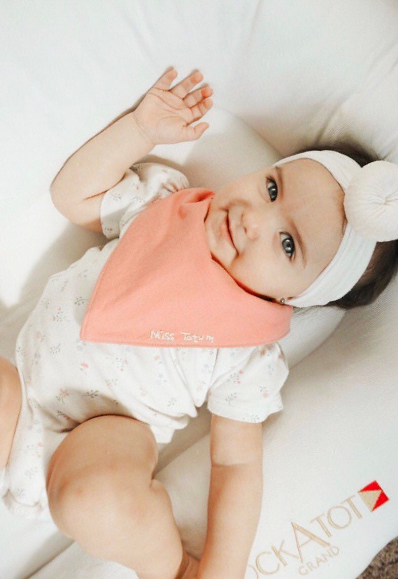 Hand Bestickte Rosa Rose Personalisiert Name Monogramm Atmungsaktiv Absorbierender Musselin Leinen Baumwolle Baby Bandana Lätzchen Uni Einfarbig von Etsy - BeauandBellaBoutique