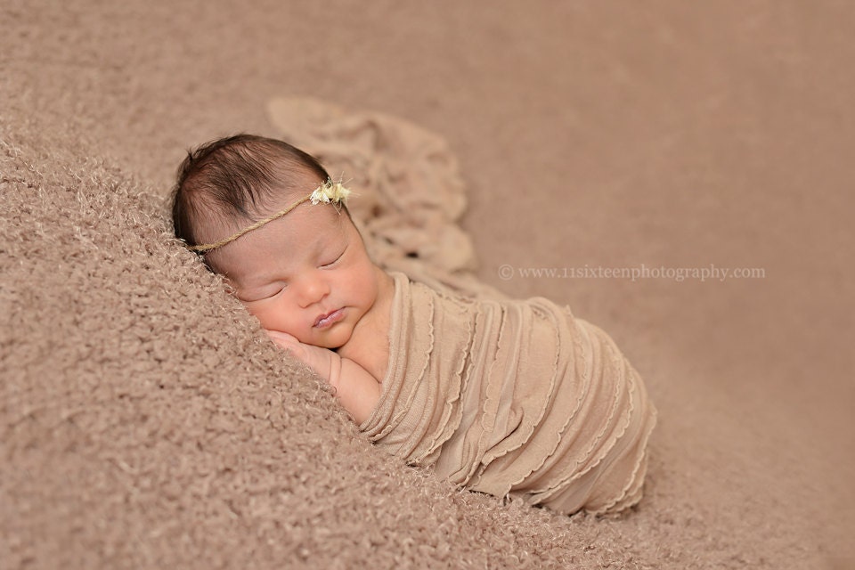 Braun Toffee Rüschen Stretch Wrap Neugeborenen Fotorequisite von Etsy - BeautifulPhotoProps