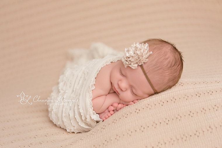 Creme Rüschen Stretch Wrap Neugeborenen Fotorequisite von Etsy - BeautifulPhotoProps