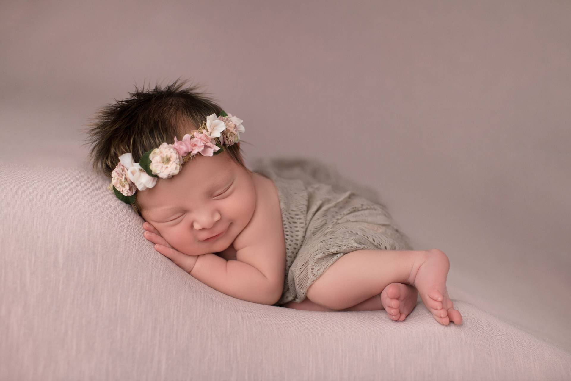 Dunkelbeige Gossamer Stretch Lace Wrap Neugeborene Fotografie Requisite Baby Swaddle Dunkelbeige Gossamer Stretch Lace Wrap Neugeborene Fotografie Requisite Baby Swaddle von Etsy - BeautifulPhotoProps