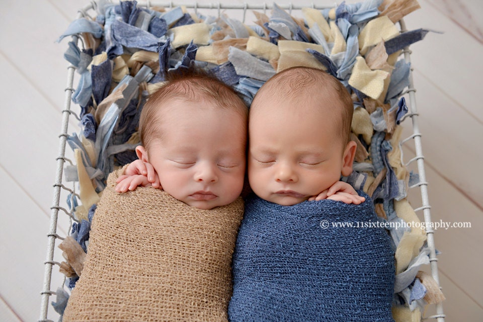 Dunkelblaue Jeans & Beige Stretch Strick Wraps Neugeborene Fotografie Requisiten von Etsy - BeautifulPhotoProps