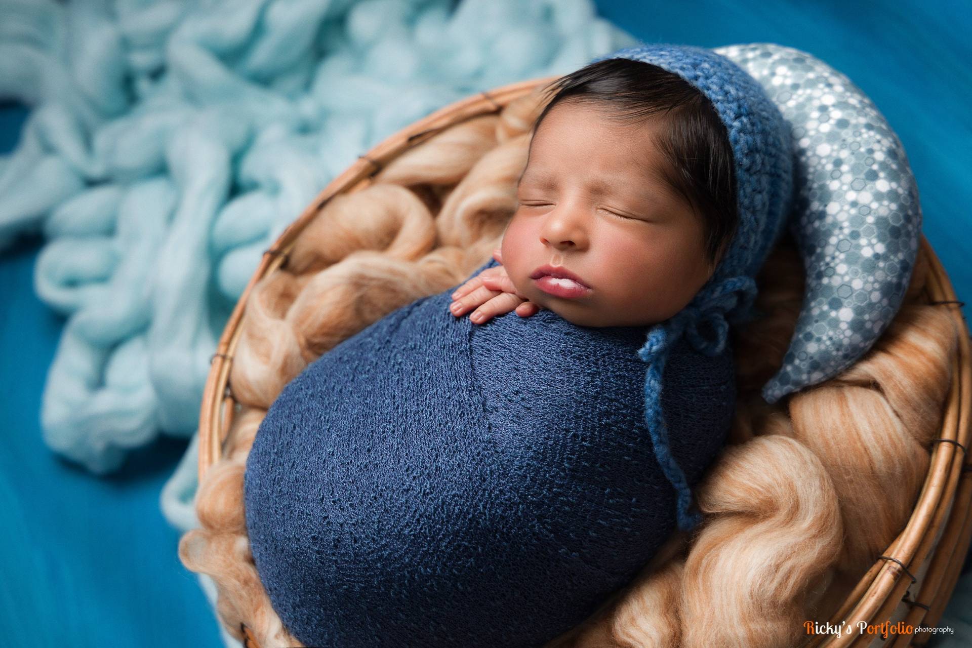 Dunkelblauer Jean Stretch Strick Wrap Neugeborenen Baby Fotografie von Etsy - BeautifulPhotoProps