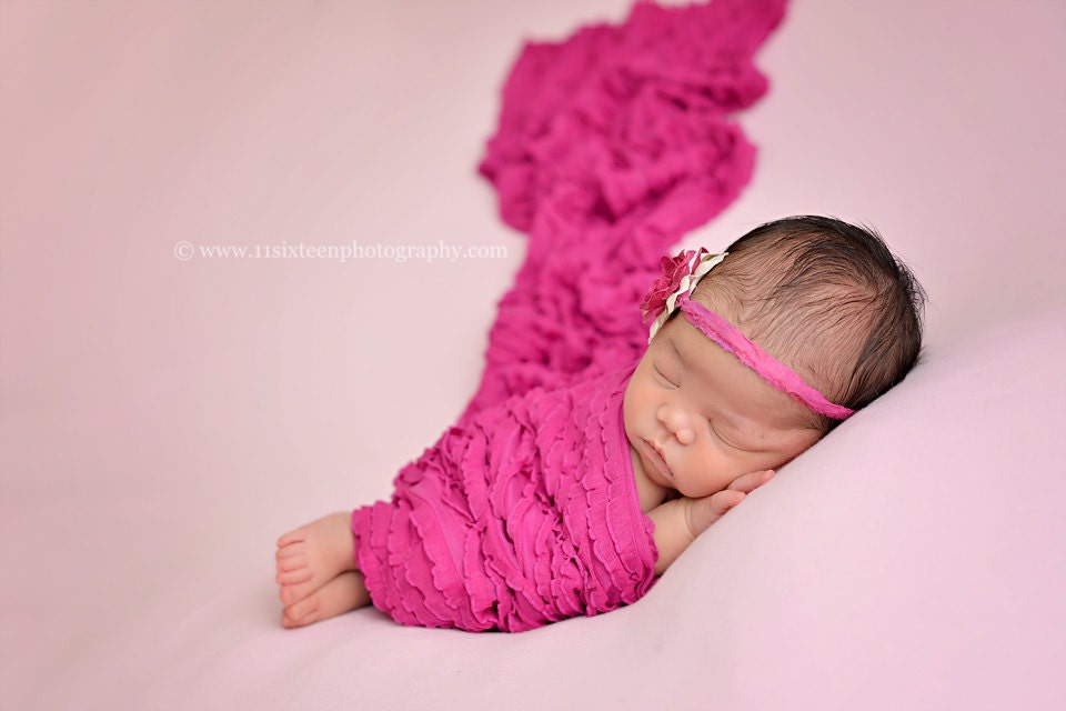 Fuschia Rüschen Stretch Wrap Neugeborenen Fotorequisite von Etsy - BeautifulPhotoProps