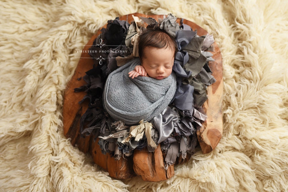 Grauer Stretch Strick Wrap Neugeborene Baby Fotografie Swaddle Grauer Stretch Strick Wrap Neugeborene Baby Fotografie Swaddle von Etsy - BeautifulPhotoProps