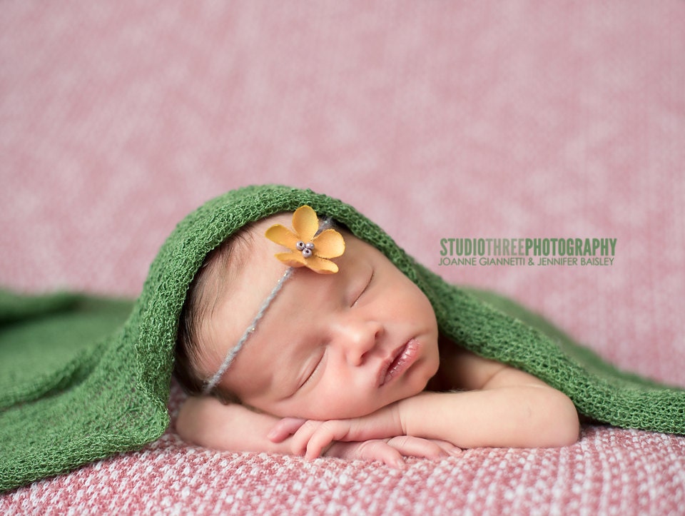 Moosgrün Stretch Strick Baby Wrap Neugeborene Fotografie Requisite von Etsy - BeautifulPhotoProps
