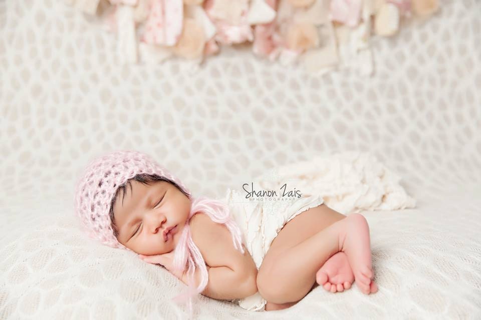 Rosa Mohair Baby Mütze & Creme Rüschen Wrap Set Neugeborene Fotorequisite von Etsy - BeautifulPhotoProps