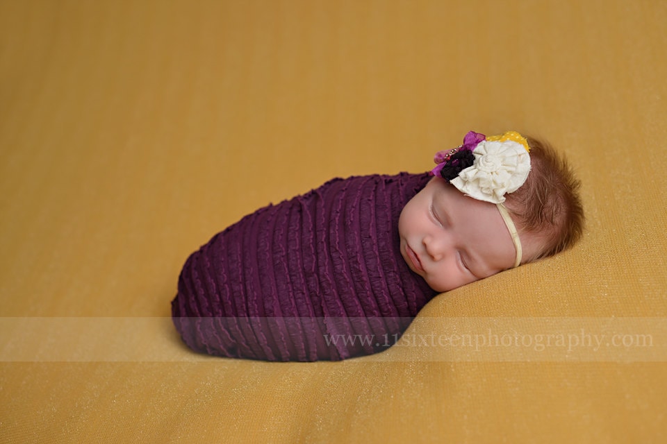 Rüschen Stretch Stoff Wrap Aubergine Lila Neugeborene Fotografie Requisite Posing Swaddle von Etsy - BeautifulPhotoProps