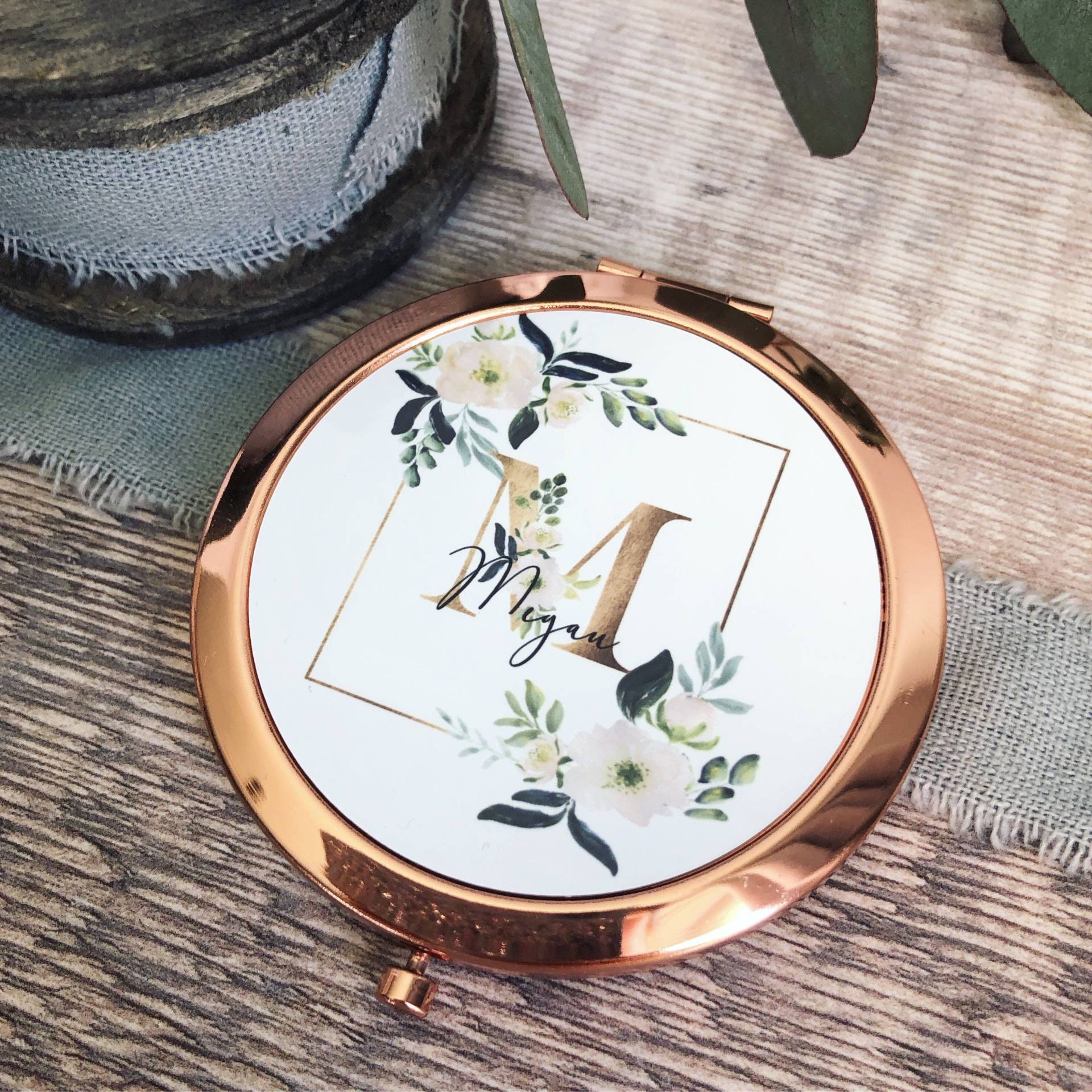 Personalisierte Initial Und Name Floral Greenery Runde Rose Gold Compact Spiegel Hochzeit Brautjungfer Geschenk Personalisierte Initial Und Name Floral Greenery Runde Rose Gold Compact Spiegel Hochzeit Brautjungfer Geschenk von Etsy - Beautifulgiftshop