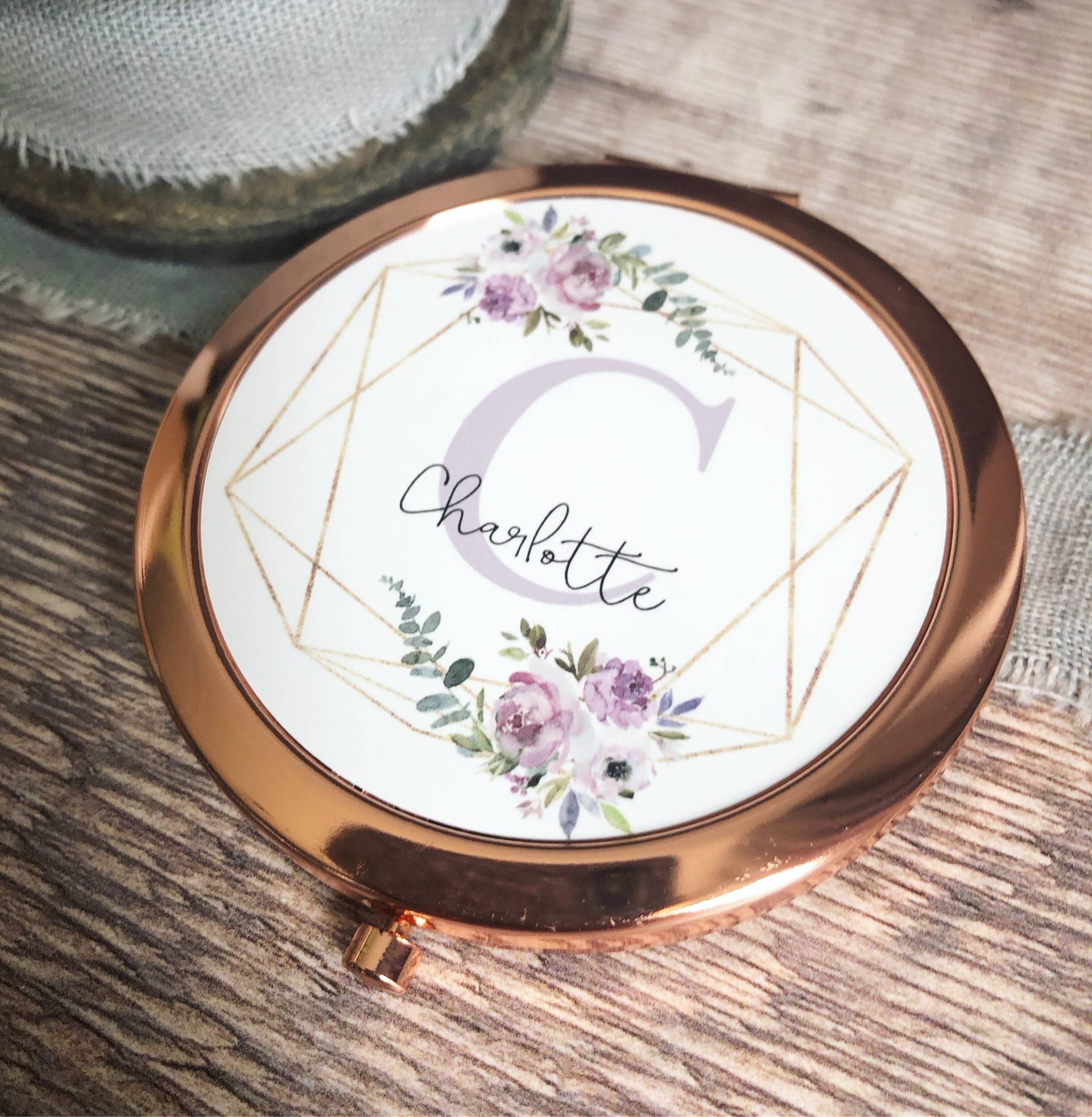 Personalisierter Name Lila Blumen Runde Rose Gold Kompakt Spiegel Hochzeit Brautjungfer Trauzeugin Mutter Der Braut Geschenk Personalisierter Name Lila Blumen Runde Rose Gold Kompakt Spiegel Hochzeit Brautjungfer Trauzeugin Mutter Der Braut Geschenk von Etsy - Beautifulgiftshop