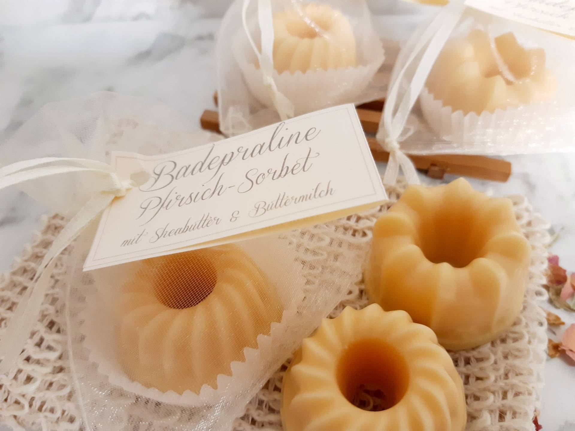 Badepraline Pfirsich-Sorbet Mit Bio-Sheabutter Und Buttermilch von Etsy - BeautyAndSoap