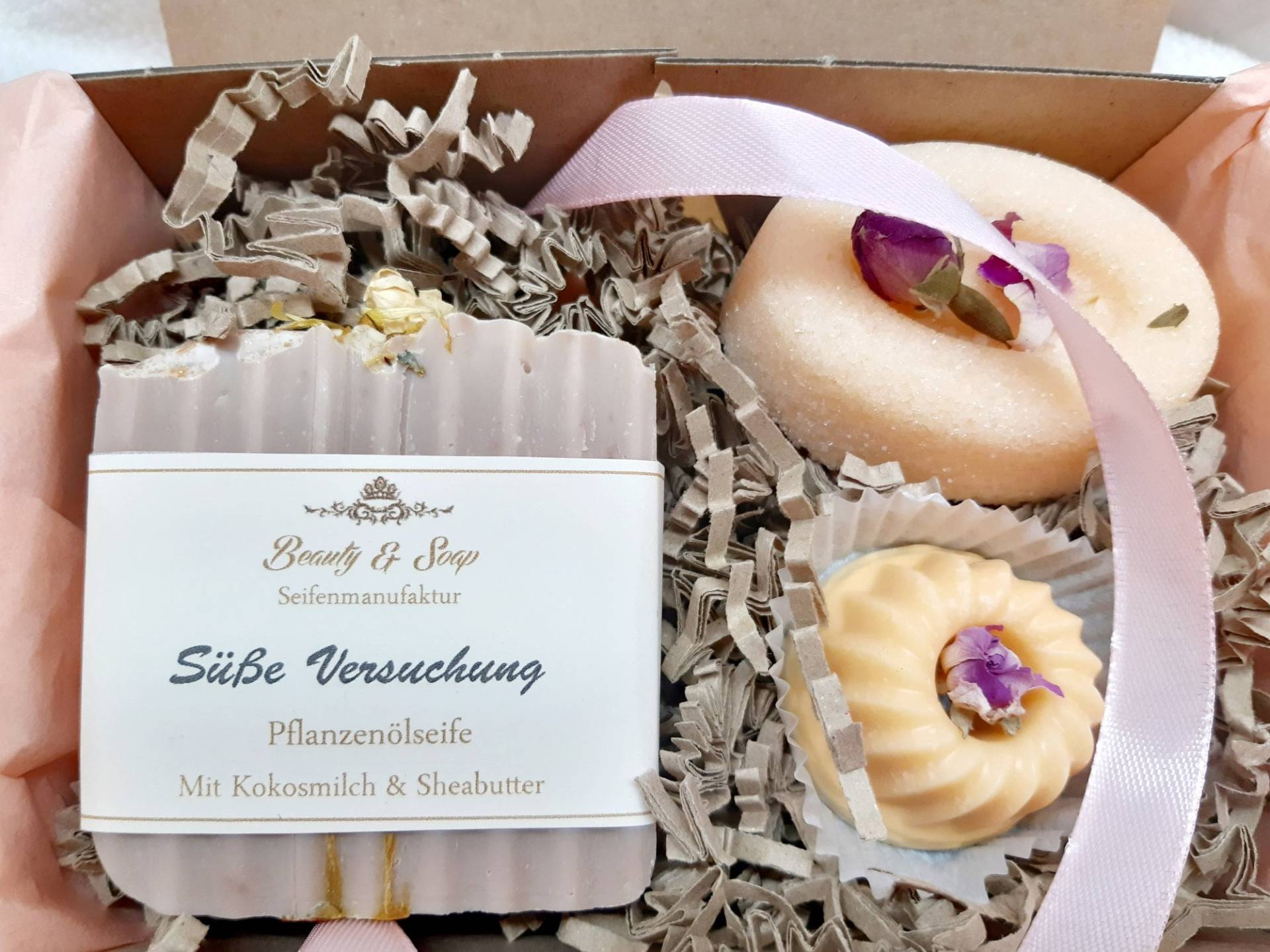 Wellness-Box Süße Versuchung, Seife, Sugar Scrub Mango Vanille, Badepraline Pfirsich-Sorbet Wellness-Box Süße Versuchung, Seife, Sugar Scrub Mango Vanille, Badepraline Pfirsich-Sorbet von Etsy - BeautyAndSoap