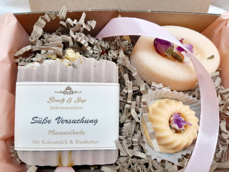 Wellness-Box Süße Versuchung, Seife, Sugar Scrub Mango Vanille, Badepraline Pfirsich-Sorbet Wellness-Box Süße Versuchung, Seife, Sugar Scrub Mango Vanille, Badepraline Pfirsich-Sorbet von Etsy - BeautyAndSoap