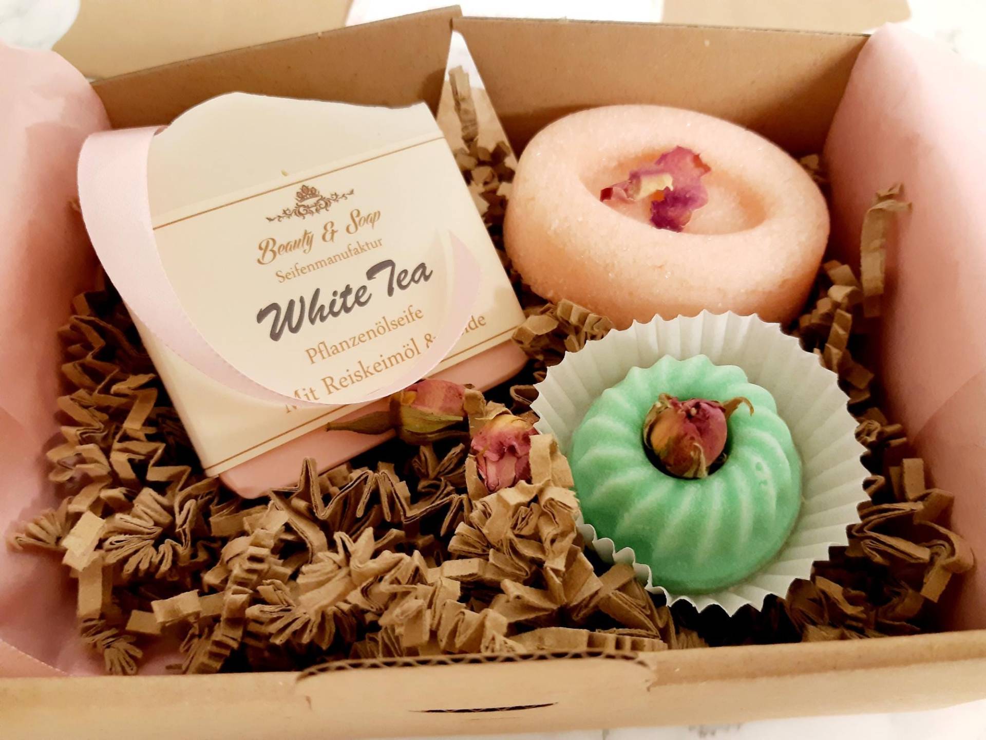 Wellness-Box White Tea, Seife, Sugar Scrub, Badepraline von Etsy - BeautyAndSoap