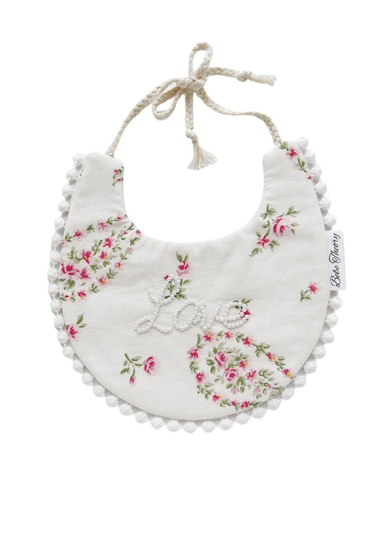 Fleurine Heirloom Bib - Perlen Personalisierte Blumen Bestickt Baby Lätzchen von Etsy - BebeTheory