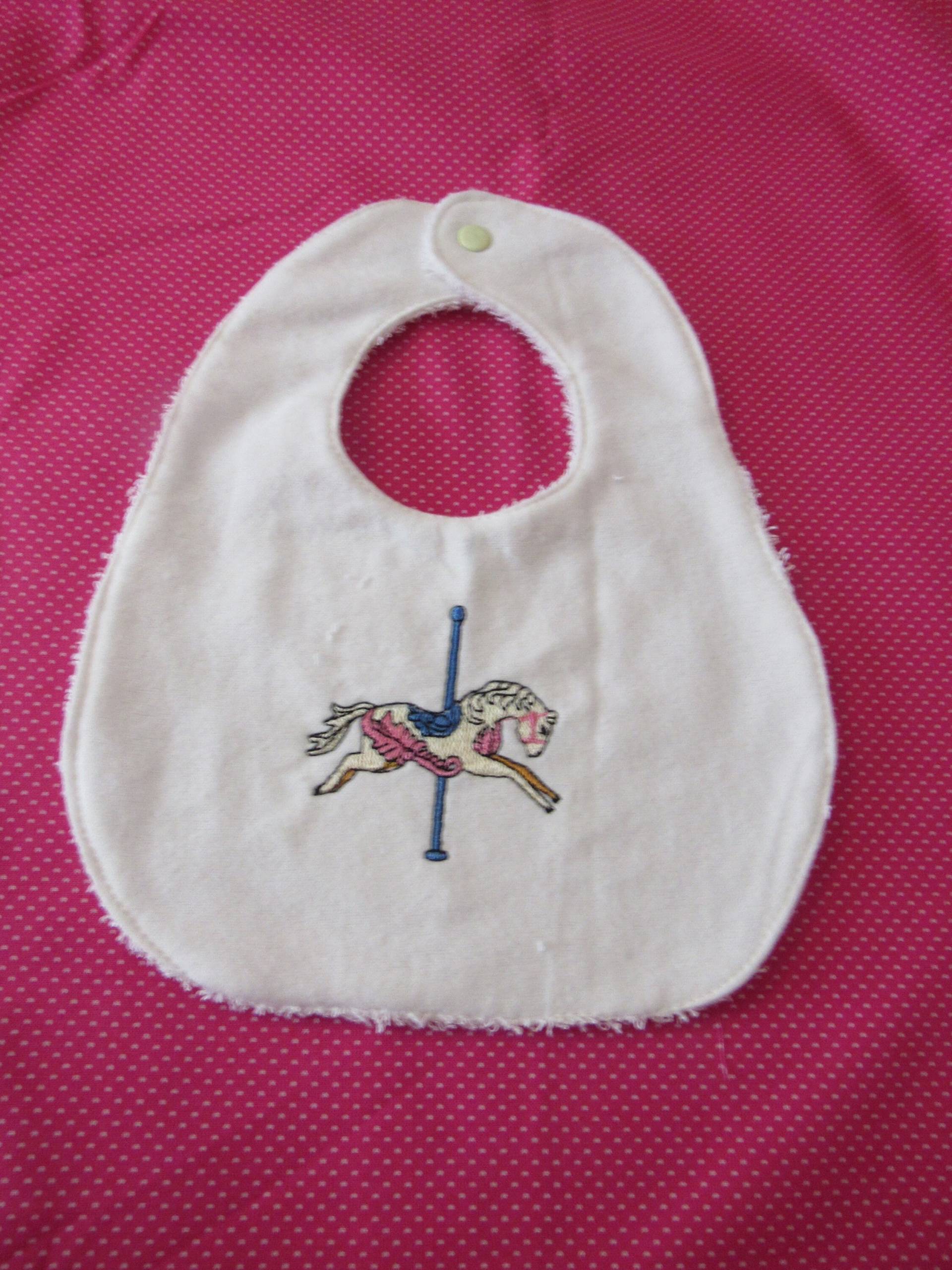 Karussell Pferd Lätzchen Pastell/Baby Lätzchen/Tier Lätzchen/Mädchen Lätzchen/Jungen Lätzchen/Monogramm/Baby Geschenk Karussell Pferd Lätzchen Pastell/Baby Lätzchen/Tier Lätzchen/Mädchen Lätzchen/Jungen Lätzchen/Monogramm/Baby Geschenk von Etsy - BeeHappySewingDesign