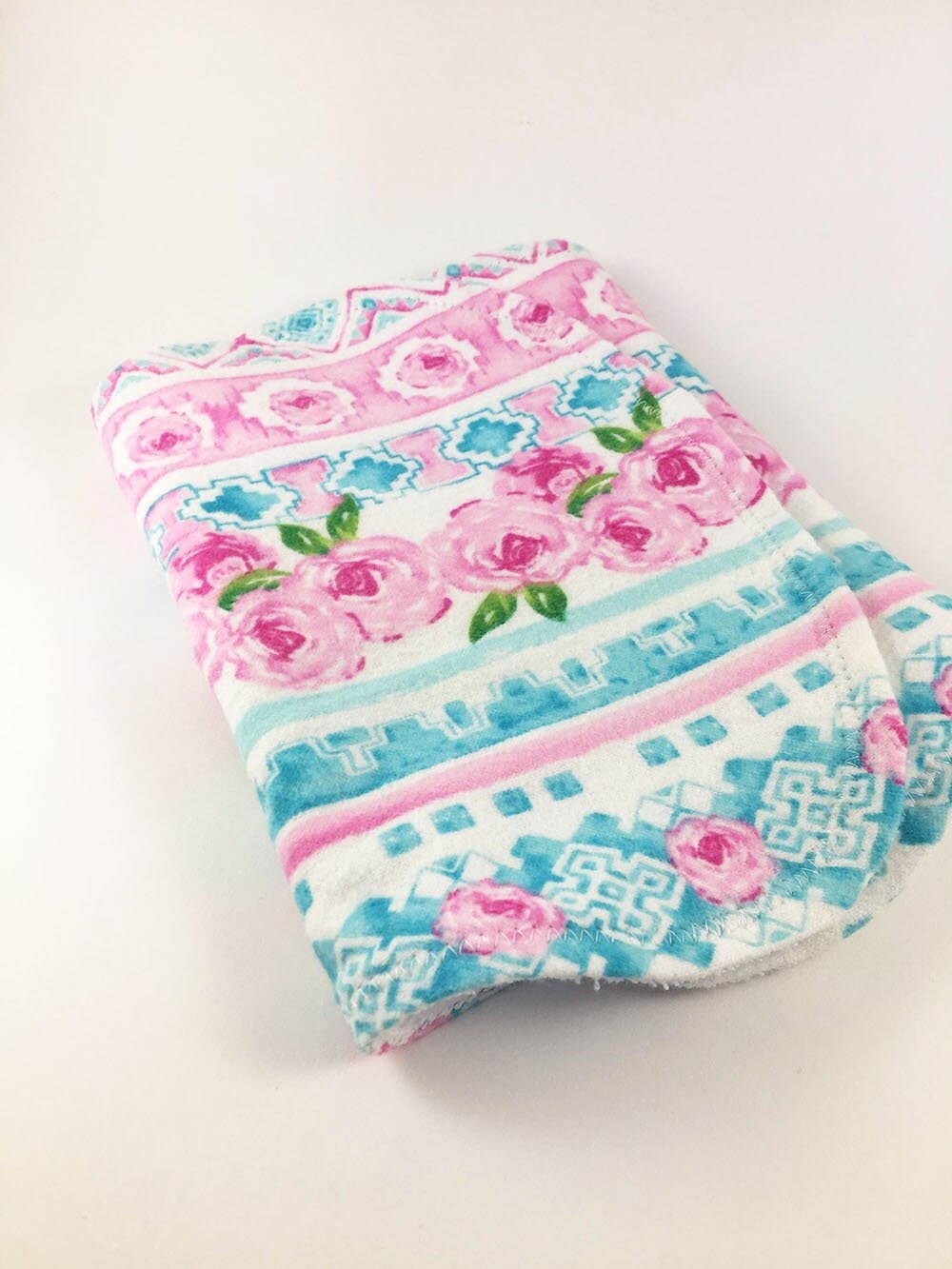Personalisierte Azteken Blumen Spucktuch, Baby Baby-Dusche-Geschenk, Spucktuch Mädchen, Mädchen Geschenk, Baby-Initialen von Etsy - BeeKaiBaby
