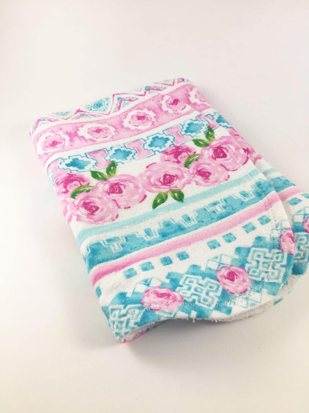 Personalisierte Azteken Blumen Spucktuch, Baby Baby-Dusche-Geschenk, Spucktuch Mädchen, Mädchen Geschenk, Baby-Initialen von Etsy - BeeKaiBaby