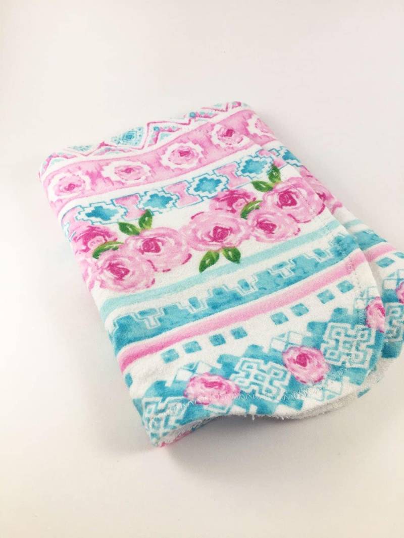 Personalisierte Azteken Blumen Spucktuch, Baby Baby-Dusche-Geschenk, Spucktuch Mädchen, Mädchen Geschenk, Baby-Initialen von Etsy - BeeKaiBaby