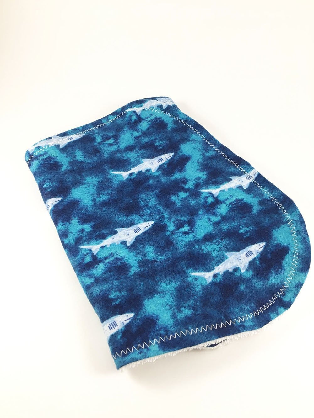 Personalisierte Blau Hai Spucktuch, Baby Baby-Dusche-Geschenk, Baby-Geschenk, Baby-Initialen von Etsy - BeeKaiBaby