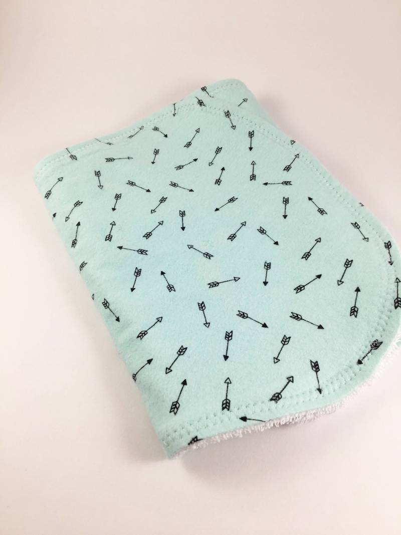 Personalisierte Mint Pfeile Spucktuch, Baby Baby-Dusche-Geschenk, Spucktuch Jungen, Baby-Junge Mädchen, Baby-Mädchen Geschenk, Baby-Initialen von Etsy - BeeKaiBaby