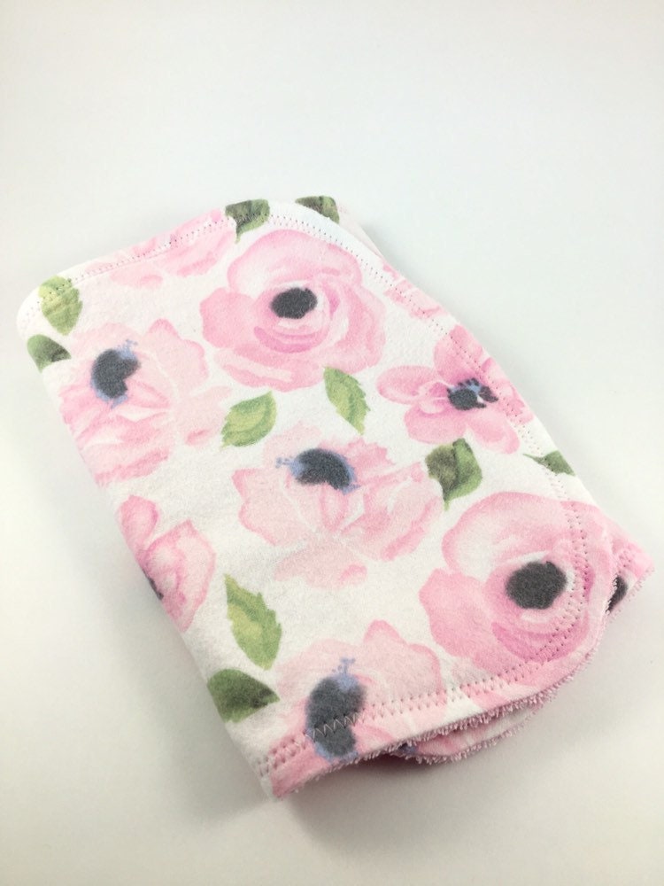 Personalisierte Rosa Blumen Spucktuch, Baby Baby-Dusche-Geschenk, Spucktuch Mädchen, Mädchen Geschenk, Initiale von Etsy - BeeKaiBaby
