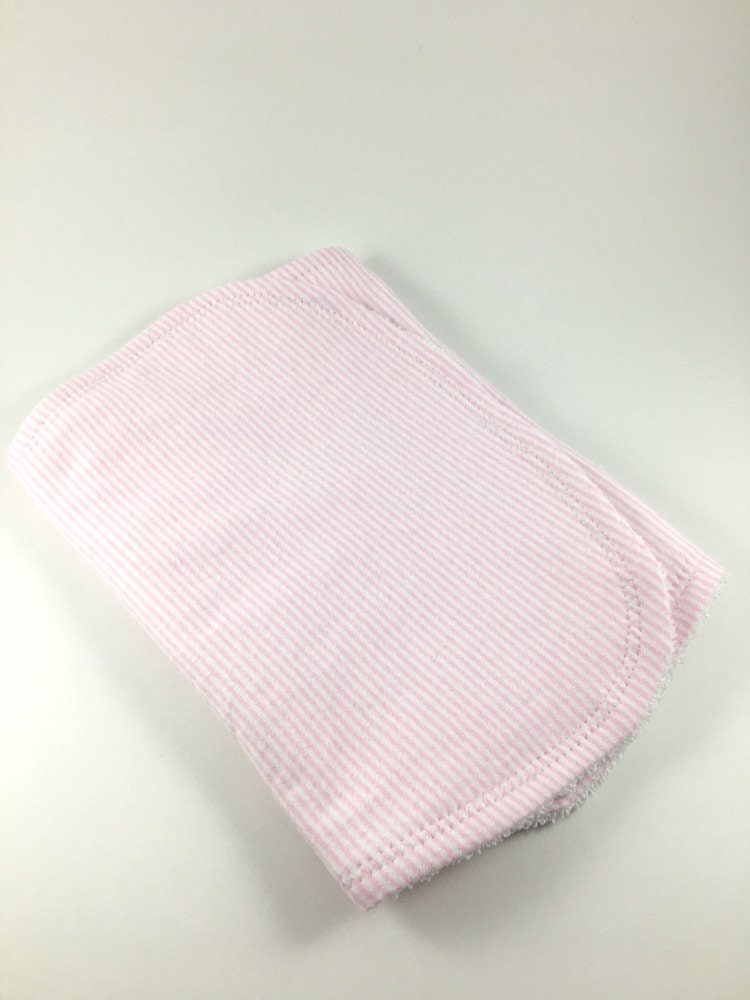 Personalisierte Rosa Streifen Spucktuch, Baby Spucktuch Mädchen, Mädchen Geschenk von Etsy - BeeKaiBaby
