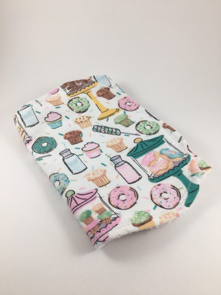 Personalisierte Süßigkeiten Spucktuch, Baby Baby-Dusche-Geschenk, Spucktücher, Junge Geschenk, Mädchen Initialen von Etsy - BeeKaiBaby