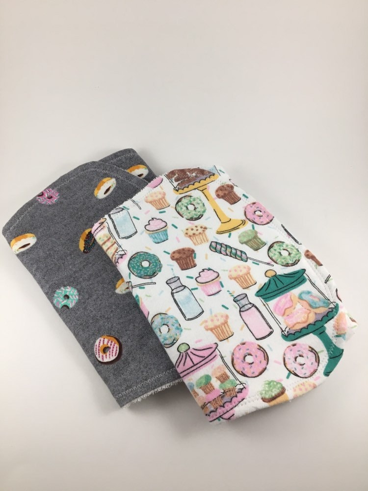 Personalisierte Süßigkeiten Spucktuch Set, Donut Baby Spucktuch, Geschenk, Baby-Dusche-Geschenk, Baby-Mädchen-Geschenk, Baby-Jungen Geschenk von Etsy - BeeKaiBaby