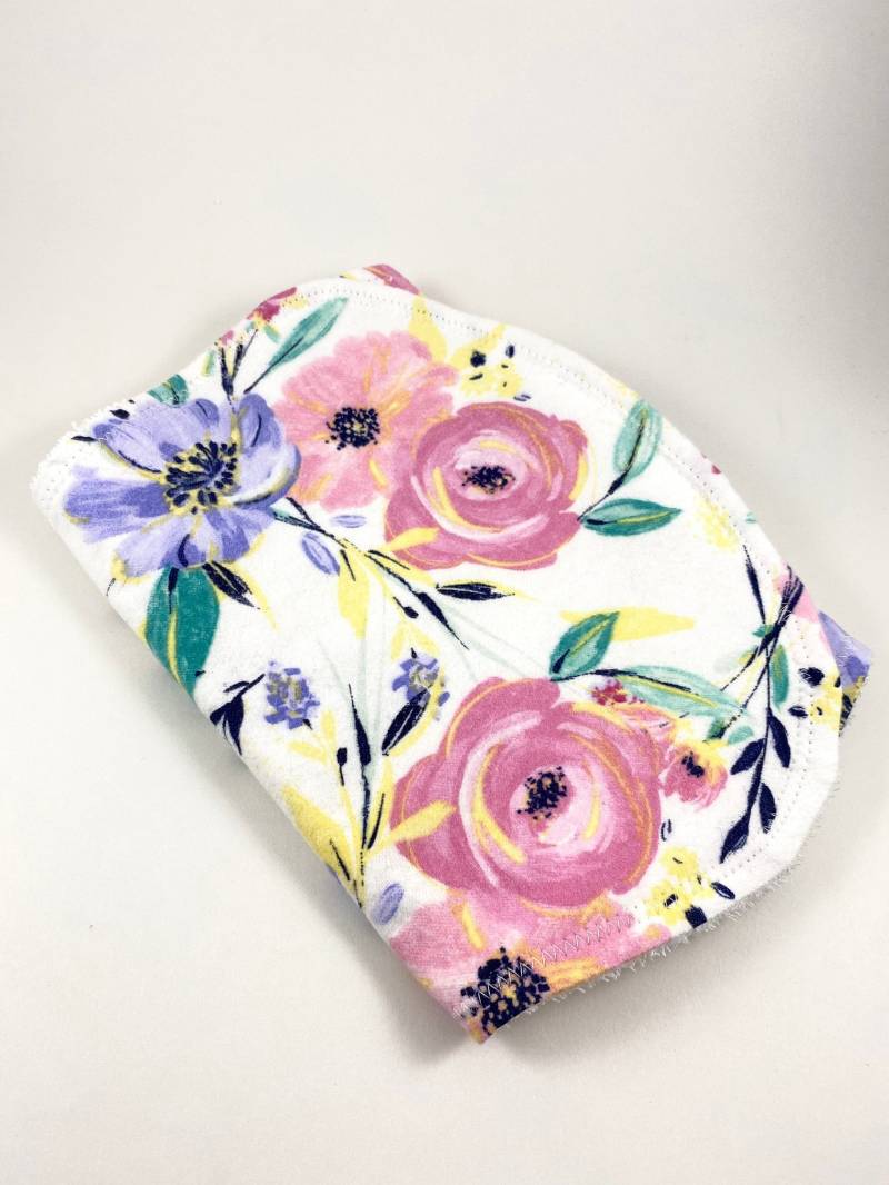 Personalisiertes Blumen Spucktuch, Baby Baby-Dusche-Geschenk, Spucktuch Mädchen, Mädchen Geschenk, Baby-Initialen von Etsy - BeeKaiBaby