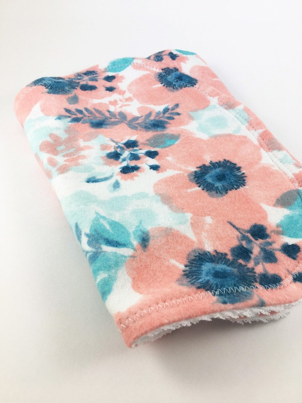 Personalisiertes Blumen Spucktuch, Baby Baby-Dusche-Geschenk, Spucktuch Mädchen, Mädchen Geschenk, Baby-Initialen von Etsy - BeeKaiBaby