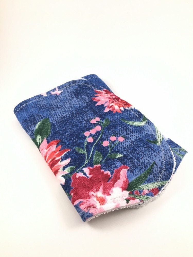 Personalisiertes Blumen Spucktuch, Baby Baby-Dusche-Geschenk, Spucktuch Mädchen, Mädchen Geschenk, Baby-Initialen von Etsy - BeeKaiBaby