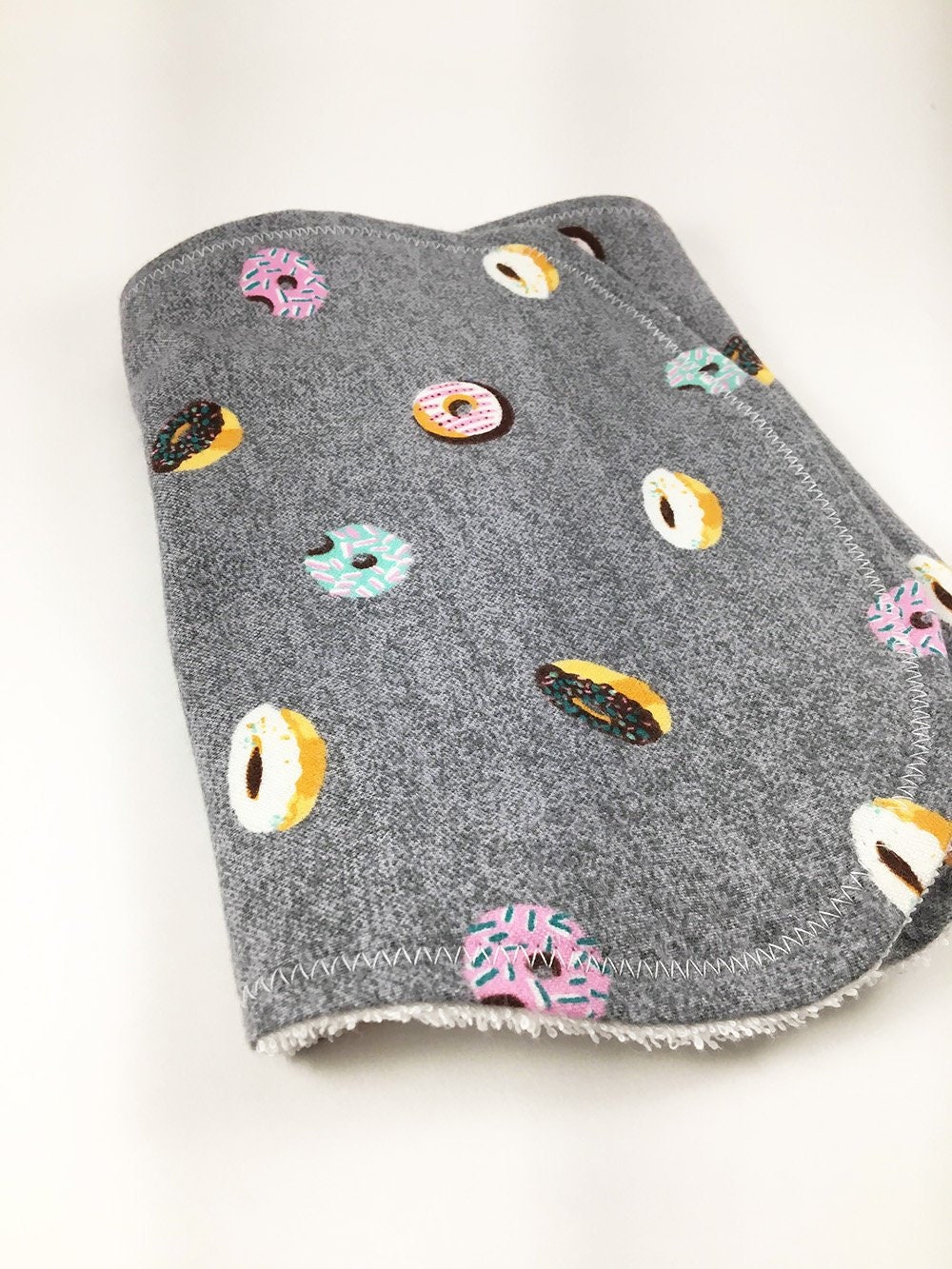 Personalisiertes Donut Spucktuch, Baby Geschenk, Junge Mädchen Initialen von Etsy - BeeKaiBaby