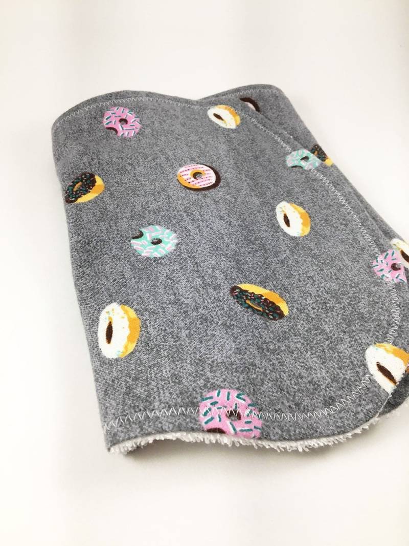 Personalisiertes Donut Spucktuch, Baby Geschenk, Junge Mädchen Initialen von Etsy - BeeKaiBaby