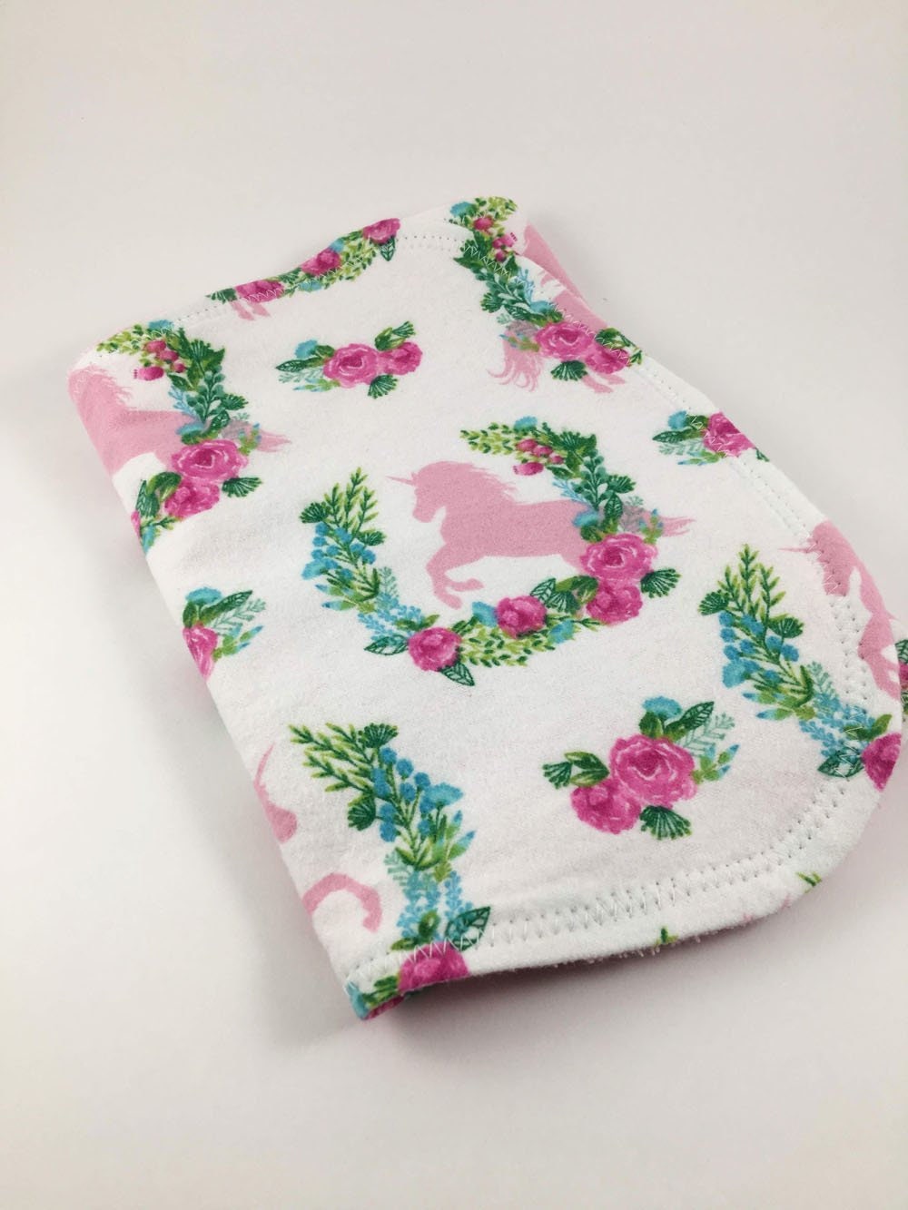 Personalisiertes Einhorn Spucktuch, Baby Baby-Dusche-Geschenk, Spucktuch Mädchen, Baby-Initialen von Etsy - BeeKaiBaby