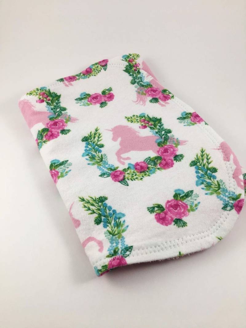 Personalisiertes Einhorn Spucktuch, Baby Baby-Dusche-Geschenk, Spucktuch Mädchen, Baby-Initialen von Etsy - BeeKaiBaby