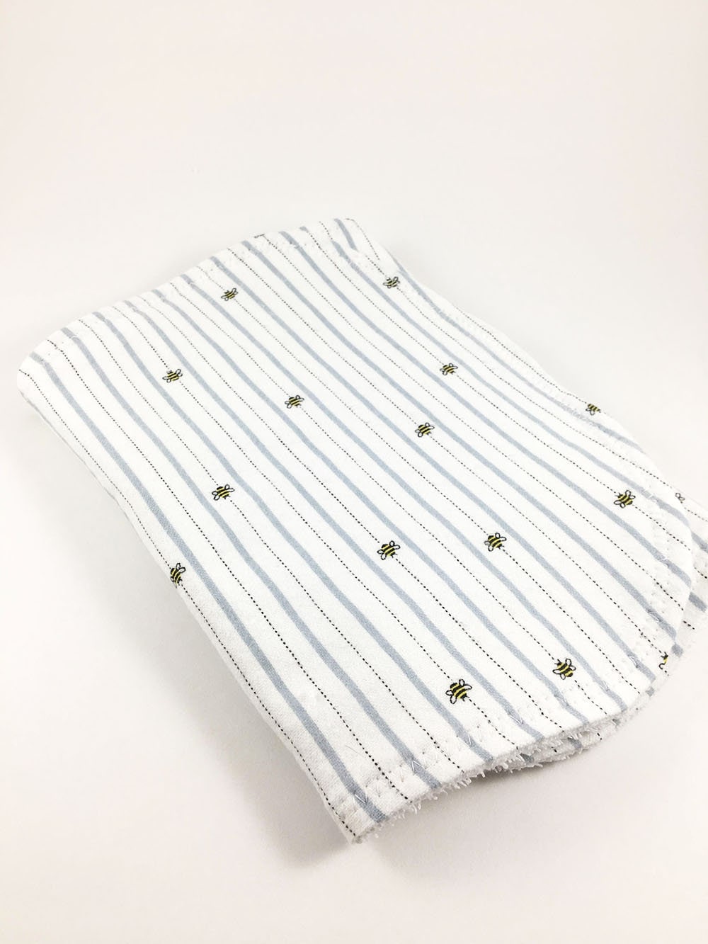 Personalisiertes Gestreiftes Bienen Spucktuch, Baby Baby-Dusche-Geschenk, Baby-Jungen Geschenk, Baby-Mädchen Baby-Initialen von Etsy - BeeKaiBaby