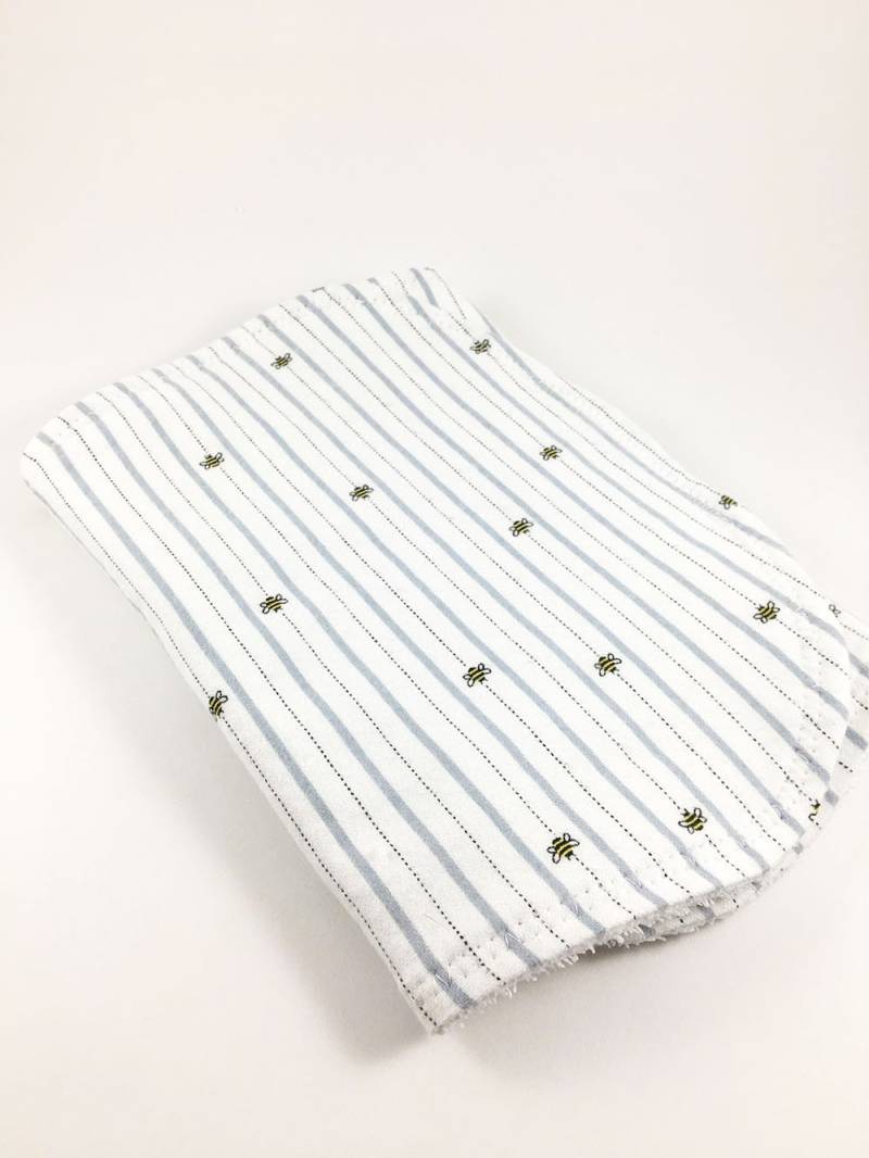 Personalisiertes Gestreiftes Bienen Spucktuch, Baby Baby-Dusche-Geschenk, Baby-Jungen Geschenk, Baby-Mädchen Baby-Initialen von Etsy - BeeKaiBaby