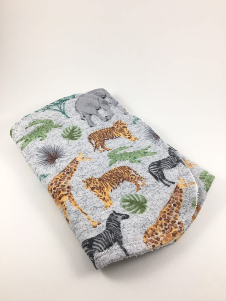 Personalisiertes Graues Safari Tier Spucktuch, Baby Baby-Dusche-Geschenk, Baby-Geschenk Für Jungen, Geschenk Baby-Mädchen, Baby-Initialen von Etsy - BeeKaiBaby