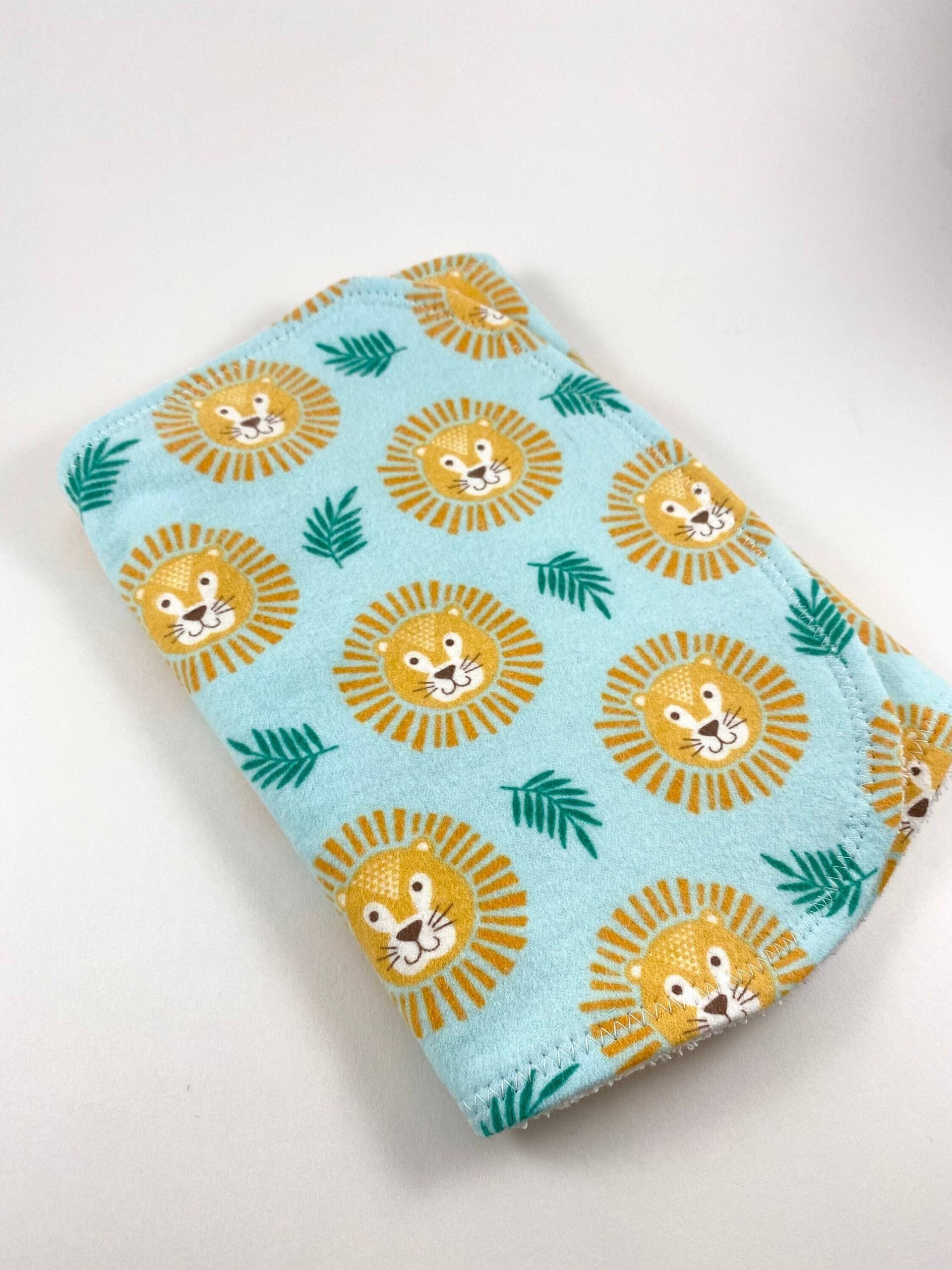 Personalisiertes Löwen Spucktuch, Tier Baby Baby-Dusche-Geschenk, Baby-Jungen Geschenk, Baby-Mädchen Gender Neutral Personalisiertes Löwen Spucktuch, Tier Baby Baby-Dusche-Geschenk, Baby-Jungen Geschenk, Baby-Mädchen Gender Neutral von Etsy - BeeKaiBaby