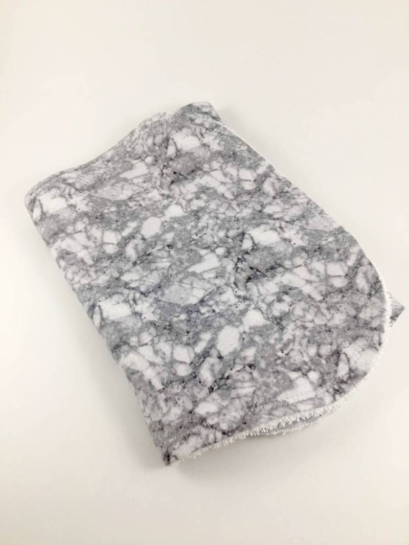 Personalisiertes Marmor Spucktuch, Baby Baby-Dusche-Geschenk, Baby-Geschenk, Baby-Initialen von Etsy - BeeKaiBaby