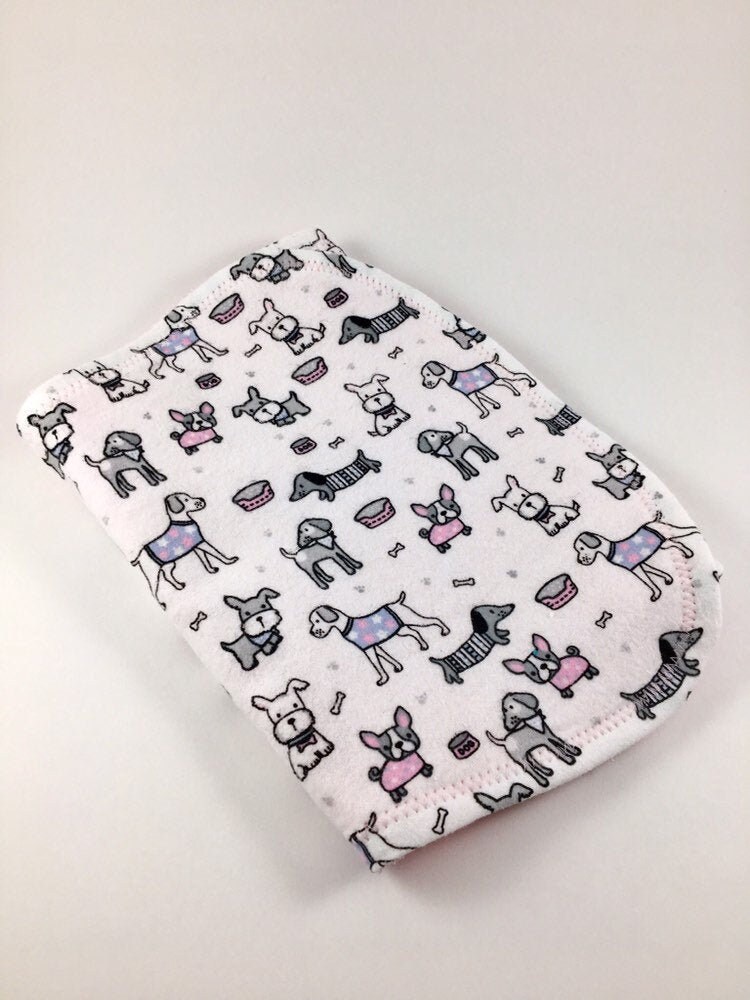 Personalisiertes Rosa Hunde Spucktuch, Welpen Baby-Dusche-Geschenk, Baby-Mädchen, Baby Mädchen Geschenk, Baby-Initialen von Etsy - BeeKaiBaby