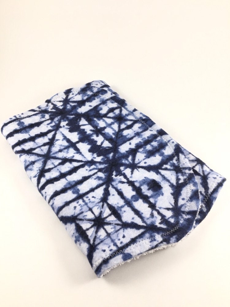 Personalisiertes Shibori Spucktuch, Baby Baby-Dusche-Geschenk, Spucktuch Junge, Jungen Geschenk, Mädchen Initialen von Etsy - BeeKaiBaby