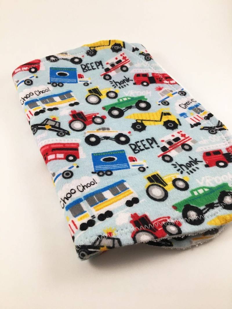 Personalisiertes Spucktuch, Baby Baby-Dusche-Geschenk, Spucktuch Junge, Baby-Initialen von Etsy - BeeKaiBaby