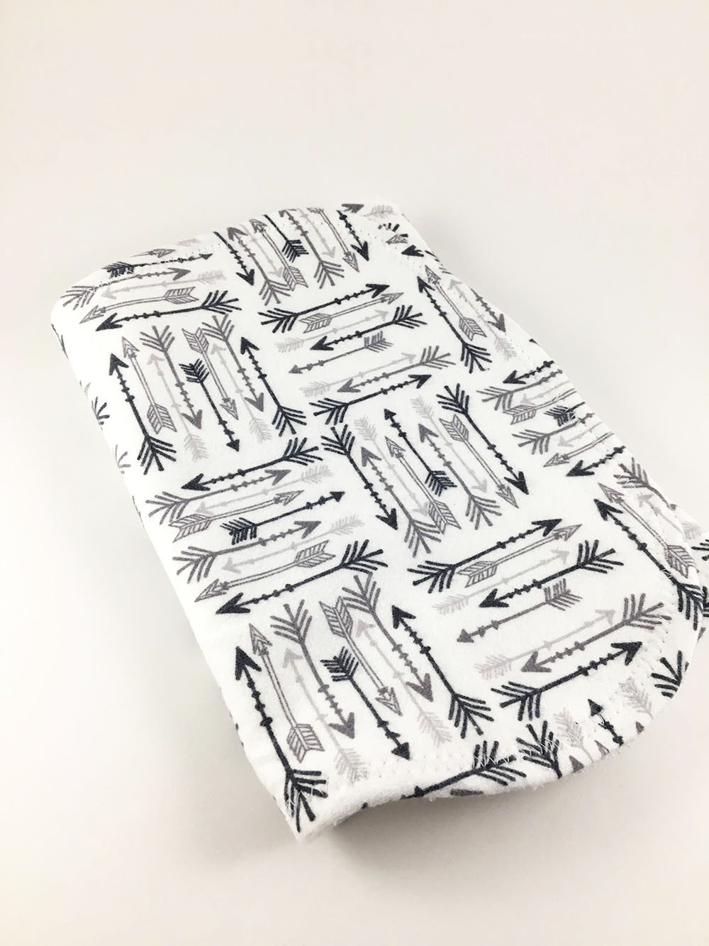 Personalisiertes Spucktuch Mit Grauen Pfeilen, Für Baby, Geschenk Jungen, Mädchen, Initialen von Etsy - BeeKaiBaby