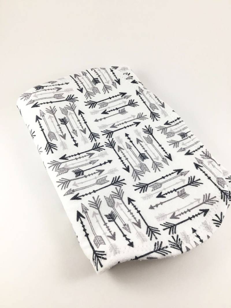 Personalisiertes Spucktuch Mit Grauen Pfeilen, Für Baby, Geschenk Jungen, Mädchen, Initialen von Etsy - BeeKaiBaby