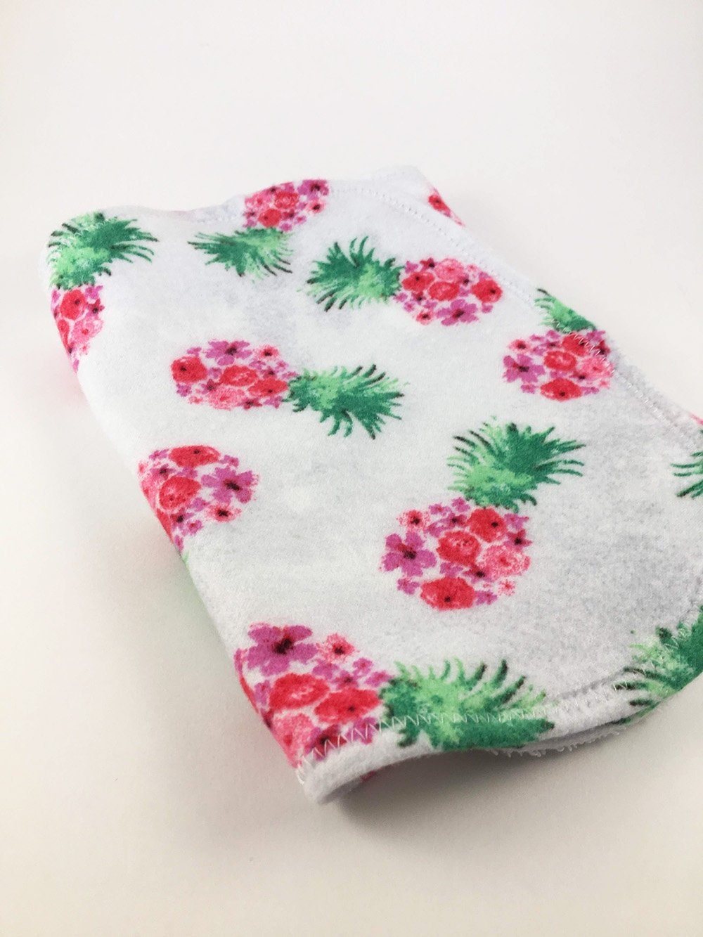 Personalisierung Ananas Spucktuch, Baby Baby-Dusche-Geschenk, Spucktuch Mädchen, Mädchen Geschenk, Baby-Initialen von Etsy - BeeKaiBaby