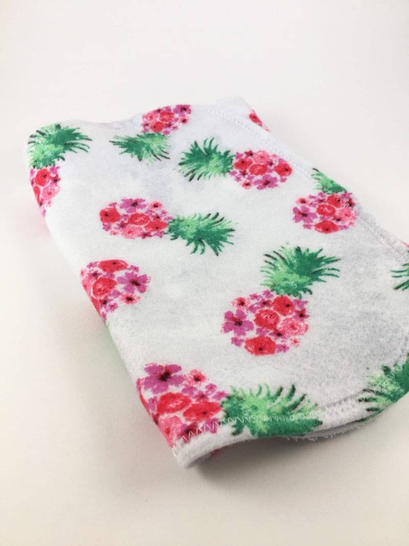 Personalisierung Ananas Spucktuch, Baby Baby-Dusche-Geschenk, Spucktuch Mädchen, Mädchen Geschenk, Baby-Initialen von Etsy - BeeKaiBaby