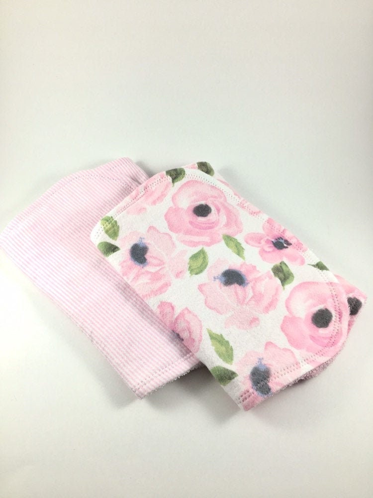 Rosa Blumen Duo Spucktuch-Set, Spucktücher Mit Blumen, Spucktuch, Baby Baby-Dusche-Geschenk, Baby-Geschenk, Spucktuch Mädchen von Etsy - BeeKaiBaby